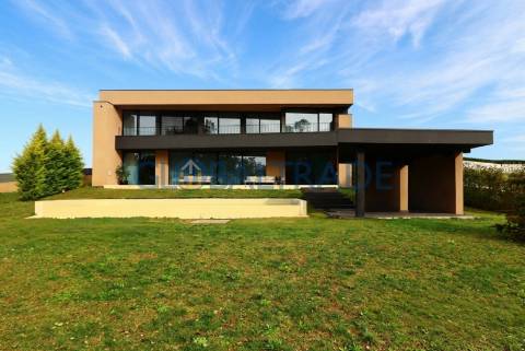 Moradia T5 com Piscina Privativa na Quinta das Luzes – Jovim