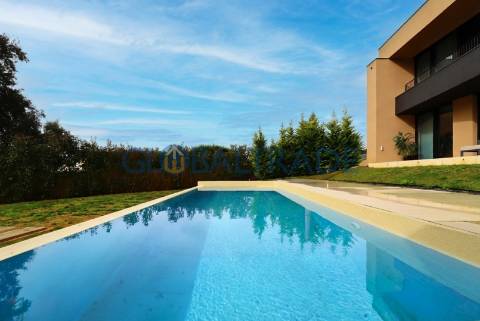 Moradia T5 com Piscina Privativa na Quinta das Luzes – Jovim