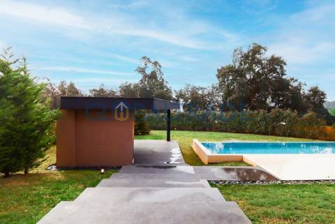 Moradia T5 com Piscina Privativa na Quinta das Luzes – Jovim