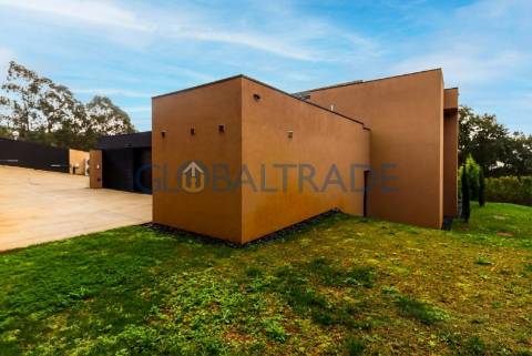 Moradia T5 com Piscina Privativa na Quinta das Luzes – Jovim