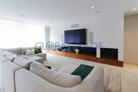 Moradia T5 com Piscina Privativa na Quinta das Luzes – Jovim