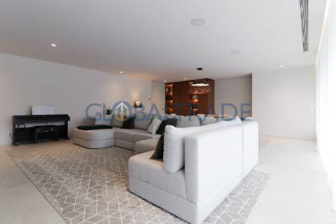 Moradia T5 com Piscina Privativa na Quinta das Luzes – Jovim