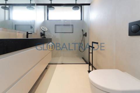 Moradia T5 com Piscina Privativa na Quinta das Luzes – Jovim