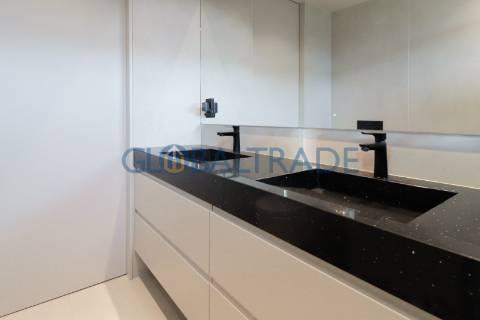 Moradia T5 com Piscina Privativa na Quinta das Luzes – Jovim