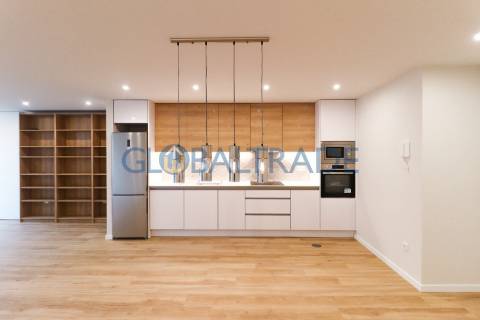 Apartamento T2 Renovado & Equipada em Valbom