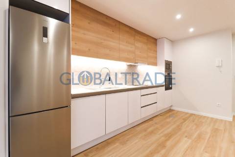 Apartamento T2 Renovado & Equipada em Valbom
