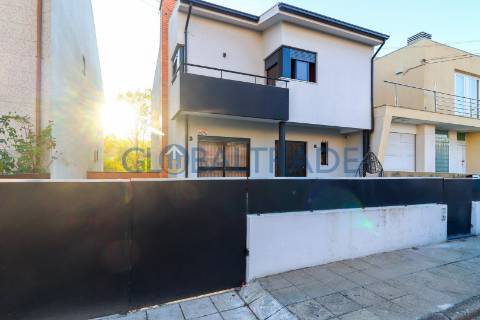 Moradia T3 - Com Habitação T0 R/C em Valongo