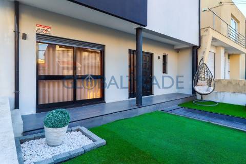 Moradia T3 - Com Habitação T0 R/C em Valongo