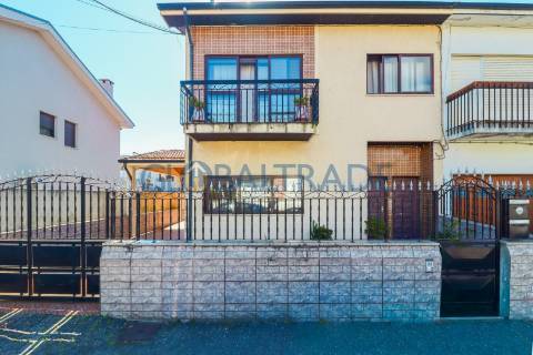 Moradia T4 convertida em Bi-familiar em São Cosme