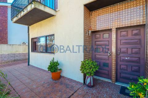 Moradia T4 convertida em Bi-familiar em São Cosme