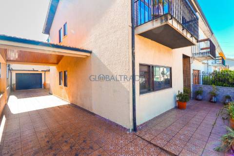 Moradia T4 convertida em Bi-familiar em São Cosme