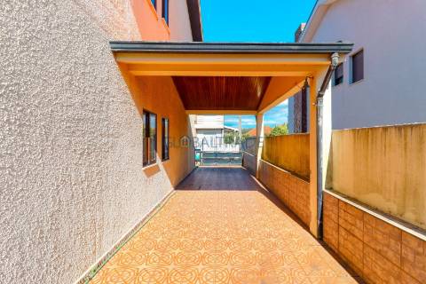 Moradia T4 convertida em Bi-familiar em São Cosme