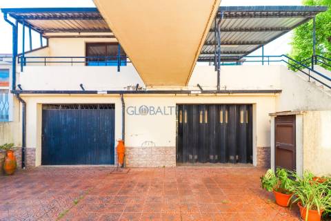 Moradia T4 convertida em Bi-familiar em São Cosme