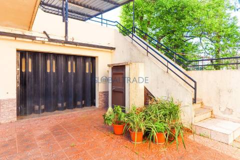 Moradia T4 convertida em Bi-familiar em São Cosme