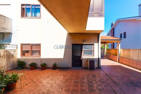 Moradia T4 convertida em Bi-familiar em São Cosme