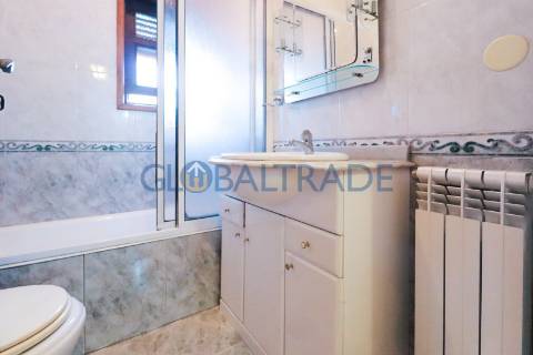 Moradia T4 convertida em Bi-familiar em São Cosme