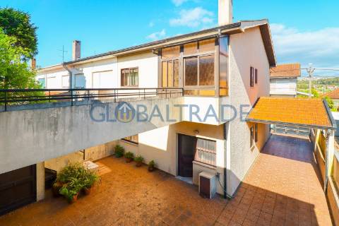 Moradia T4 convertida em Bi-familiar em São Cosme