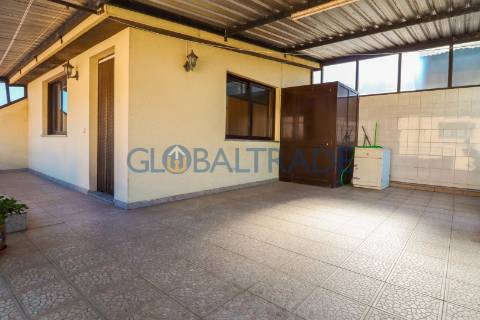 Moradia T4 convertida em Bi-familiar em São Cosme