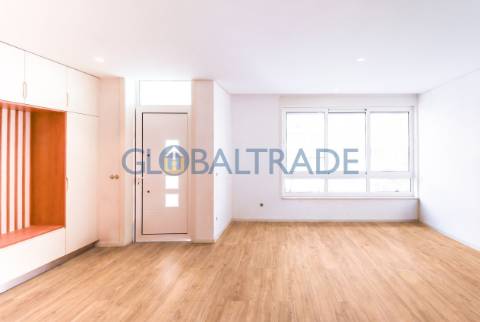 Apartamento T2 Renovado & Equipado em Alfena