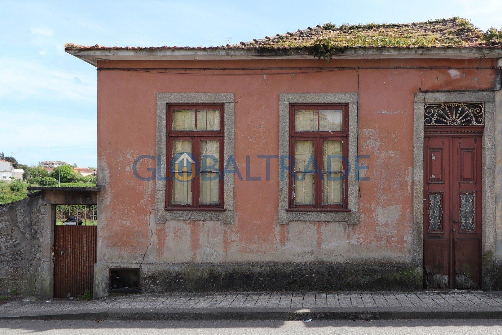 Moradia T4 para reabilitação total em Valbom