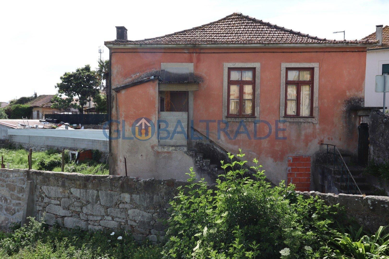 Moradia T4 para reabilitação total em Valbom