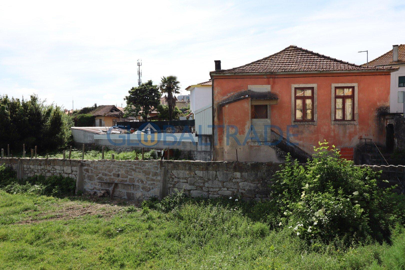 Moradia T4 para reabilitação total em Valbom