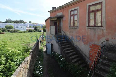 Moradia T4 para reabilitação total em Valbom