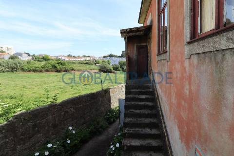 Moradia T4 para reabilitação total em Valbom