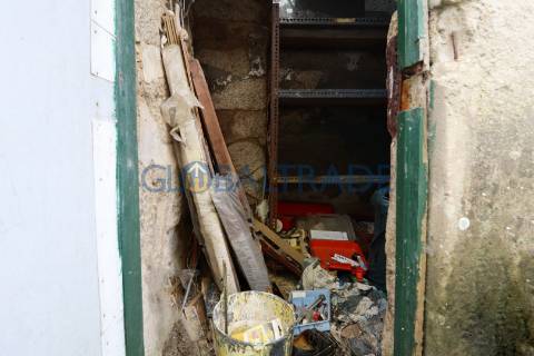 Moradia T4 para reabilitação total em Valbom