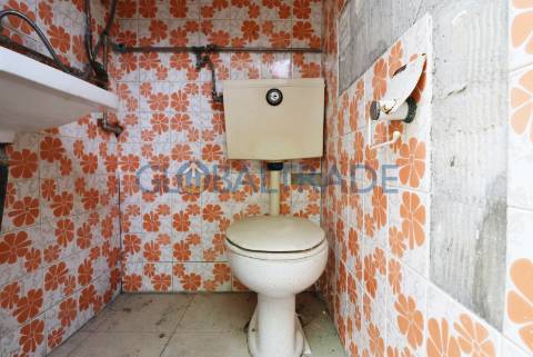 Moradia T4 para reabilitação total em Valbom