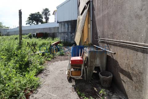 Moradia T4 para reabilitação total em Valbom