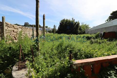 Moradia T4 para reabilitação total em Valbom