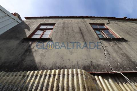 Moradia T4 para reabilitação total em Valbom