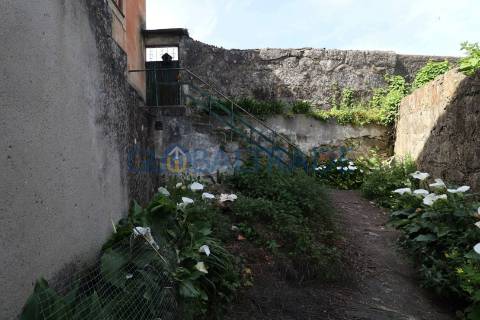 Moradia T4 para reabilitação total em Valbom