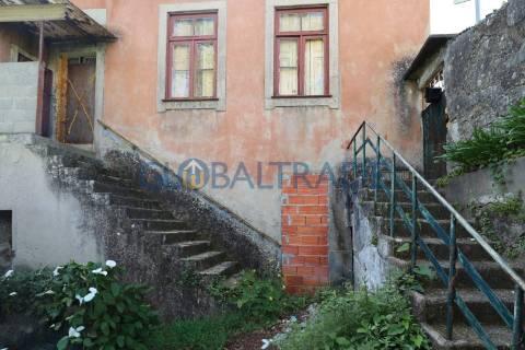 Moradia T4 para reabilitação total em Valbom