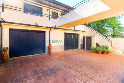 Moradia T4 convertida em Bifamiliar em São Cosme