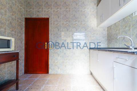 Moradia T4 convertida em Bifamiliar em São Cosme