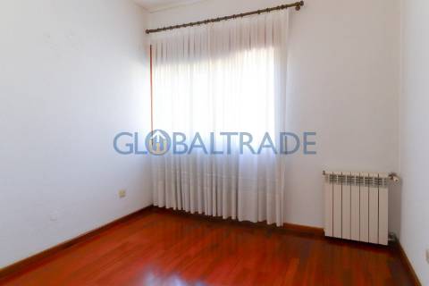 Moradia T4 convertida em Bifamiliar em São Cosme