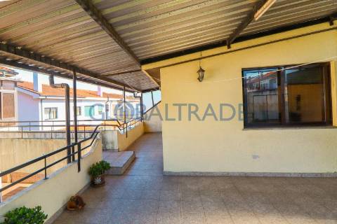 Moradia T4 convertida em Bifamiliar em São Cosme