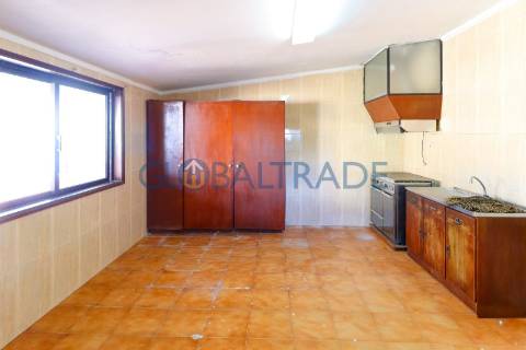 Moradia T4 convertida em Bifamiliar em São Cosme