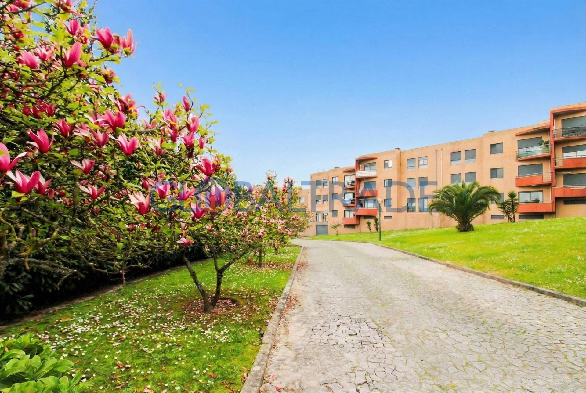 Apartamento T3 Renovado - Condomínio Fechado em Rio Tinto
