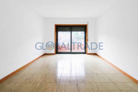 Apartamento T3 Renovado - Condomínio Fechado em Rio Tinto