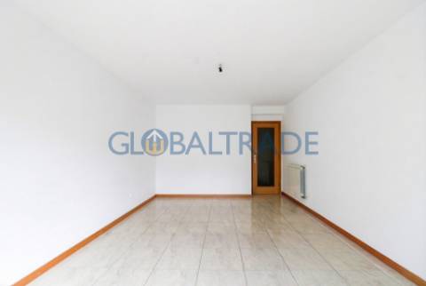 Apartamento T3 Renovado - Condomínio Fechado em Rio Tinto