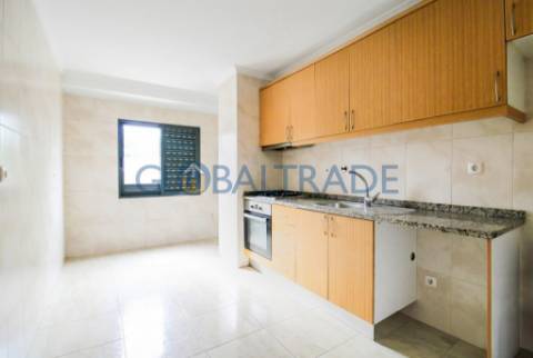 Apartamento T3 Renovado - Condomínio Fechado em Rio Tinto