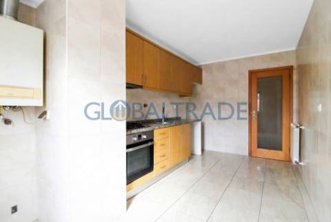 Apartamento T3 Renovado - Condomínio Fechado em Rio Tinto