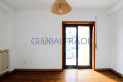 Apartamento T3 Renovado - Condomínio Fechado em Rio Tinto