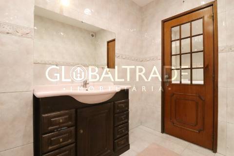 Apartamento T3+1 Renovado & Equipado em Águas Santas
