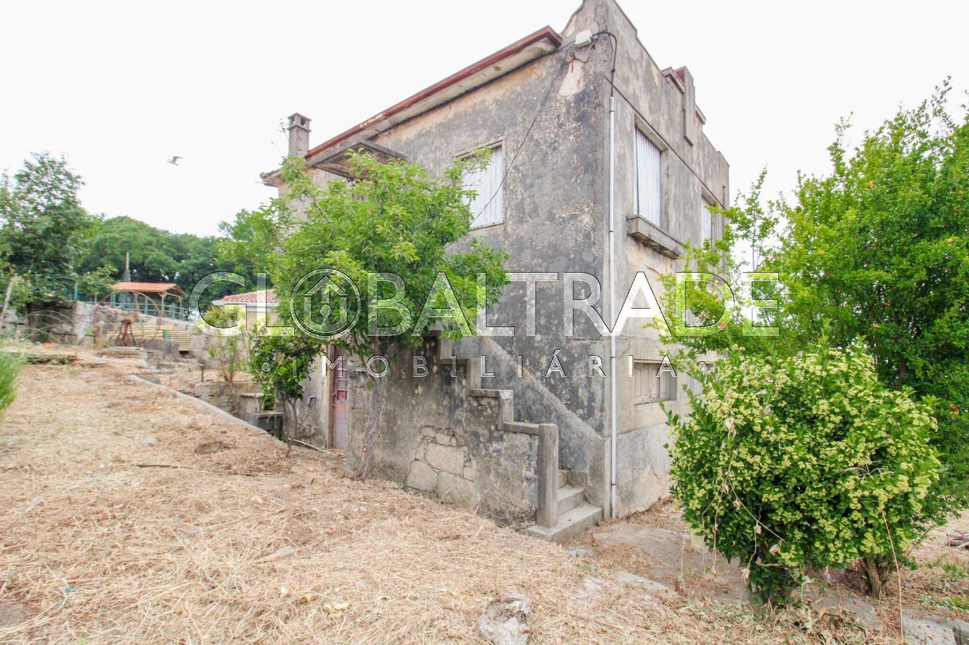 Moradia T2 para Recuperar com Terreno de 455m² em São Mamede de Infesta