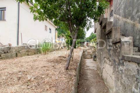 Moradia T2 para Recuperar com Terreno de 455m² em São Mamede de Infesta