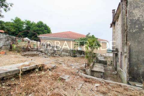 Moradia T2 para Recuperar com Terreno de 455m² em São Mamede de Infesta